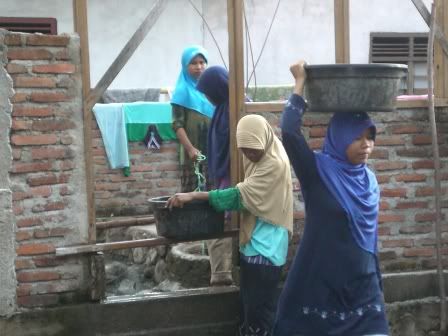 Para santri di Pesantren Ikhwatul Mukminin Desa Adonara, Kabupaten Folers timur sedang membawa air bersih